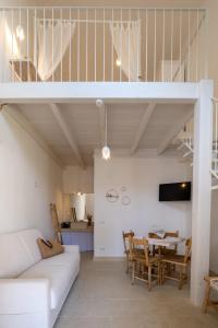 sala de estar con sofá blanco y mesa en Masseria Rauccio, en Torre dell'Orso