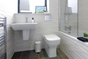 ein Badezimmer mit Toilette, Waschbecken und Dusche in der Unterkunft West Bar Penthouse FREE Parking in Sheffield