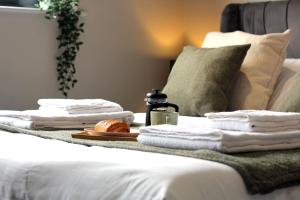 ein Bett mit Handtüchern und einem Teller Essen drauf in der Unterkunft West Bar Penthouse FREE Parking in Sheffield + 18 Fotos