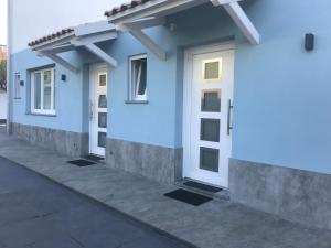 Casa azul con puertas y ventanas blancas en Casa Marx, en Sedriano