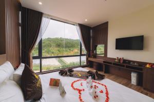 TV a/nebo společenská místnost v ubytování GREENECO DA LAT HOTEL - Khách sạn Green Eco Đà Lạt