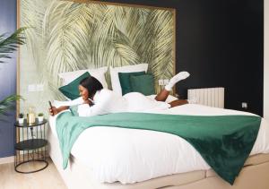 En eller flere senge i et værelse på L’Esmeralda Spa ancien garage devenu suite luxueuse