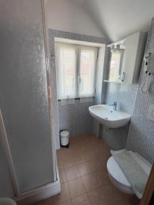 カッローダノ・インフェリオーレにあるil gelsominoのバスルーム(洗面台、トイレ、シャワー付)