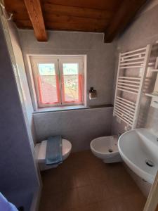 カッローダノ・インフェリオーレにあるil gelsominoのバスルーム(洗面台、トイレ付)、窓2つが備わります。