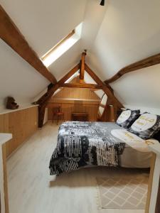 een slaapkamer met een bed op zolder bij La Casita de BEMI in Bois-Jérôme-Saint-Ouen