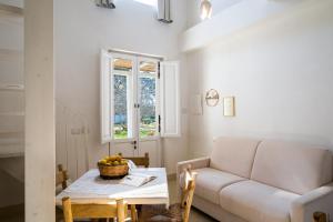 Ein Sitzbereich in der Unterkunft Masseria Rauccio