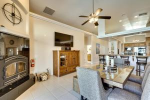 TV a/nebo společenská místnost v ubytování Lake Havasu City Escape with Pool, Patio and Grill!