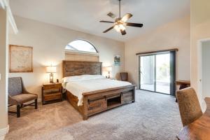 Postel nebo postele na pokoji v ubytování Lake Havasu City Escape with Pool, Patio and Grill! + 28 fotografií