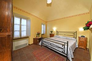 塞拉倫加達爾巴的住宿－Locanda Italia，一间卧室设有一张床和一个窗口