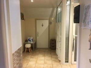 einen Flur, der in ein Zimmer mit einem Tisch und einer Tür führt in der Unterkunft Logis en montagne chez Juju in Fréland