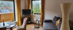 un soggiorno con divano e una grande finestra di Ferienwohnung zum Rheinblick a Kestert