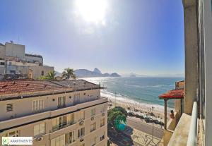 vistas a la playa y al océano desde un edificio en Beautiful 4BR duplex penthouse, en Río de Janeiro