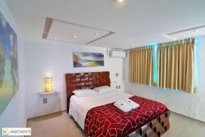 1 dormitorio con 1 cama con manta roja en Beautiful 4BR duplex penthouse, en Río de Janeiro
