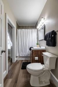 ein Badezimmer mit einem weißen WC und einem Waschbecken in der Unterkunft Eagles Landing in La Crosse