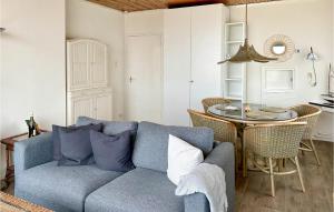 - un salon avec un canapé bleu et une table dans l'établissement Zwaluwnest, à Bergen aan Zee