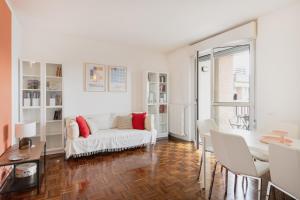 A seating area at Easylife - Accogliente dimora con balcone