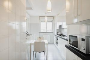 A kitchen or kitchenette at Easylife - Accogliente dimora con balcone