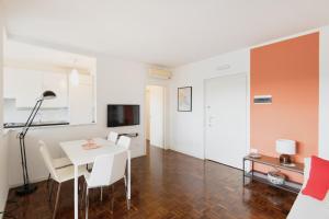 A television and/or entertainment centre at Easylife - Accogliente dimora con balcone
