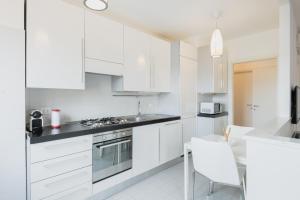 A kitchen or kitchenette at Easylife - Accogliente dimora con balcone