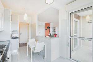 A kitchen or kitchenette at Easylife - Accogliente dimora con balcone