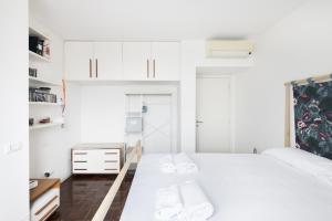 A bed or beds in a room at Easylife - Accogliente dimora con balcone