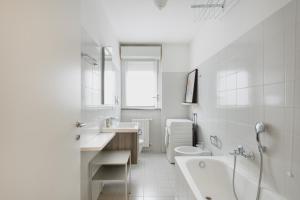 A bathroom at Easylife - Accogliente dimora con balcone