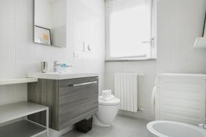 A bathroom at Easylife - Accogliente dimora con balcone