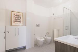 A bathroom at Easylife - Accogliente dimora con balcone