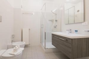 A bathroom at Easylife - Accogliente dimora con balcone