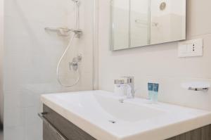 A bathroom at Easylife - Accogliente dimora con balcone