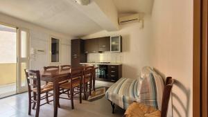 a kitchen and dining room with a table and chairs at Residenza Le Orchidee in Galtellì