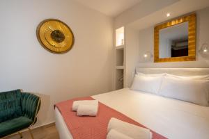 Giường trong phòng chung tại Dema's Luxury Suites