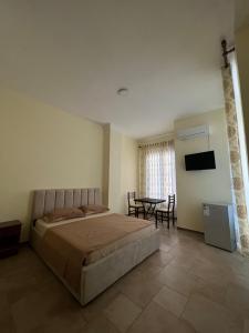 una camera da letto con un letto e un tavolo con sedie di Hotel Antik a Golem