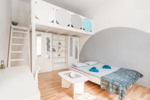 Habitación blanca con cama y mesa en Sunny Dots Apartment, en Budapest