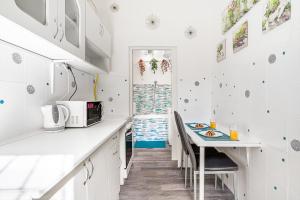 Dapur atau dapur kecil di Sunny Dots Apartment