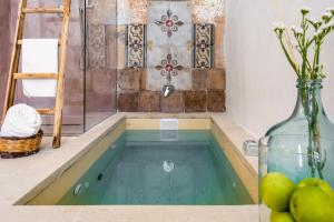 Der Swimmingpool an oder in der Nähe von Masseria Rauccio