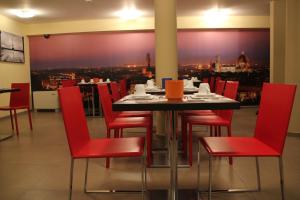 Hotel La Louve tesisinde bir restoran veya yemek mekanı