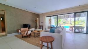 uma sala de estar com um sofá e uma mesa em Superior 4-Bedroom Villa at Anahita Golf & Spa Resort's em Beau Champ
