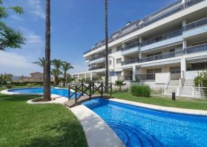 ein Schwimmbad vor einem Gebäude in der Unterkunft Lujoso apartamento a 150 m del mar in Denia