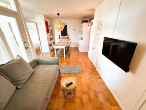Televízia a/alebo spoločenská miestnosť v ubytovaní Apartamento con piscina en Platja d'Aro