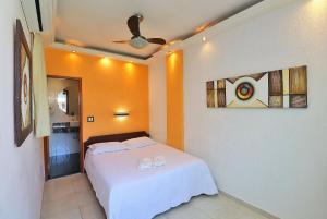 Un dormitorio con una cama con dos zapatos blancos. en Nice penthouse with pool, close to the beach, en Río de Janeiro