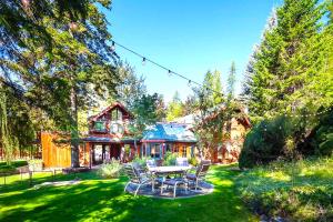 een huis met een tafel en stoelen in de tuin bij Cityside Big Mountain Lodge in Whitefish
