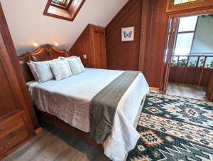 een slaapkamer met een bed in een kamer met houten wanden bij Cityside Big Mountain Lodge in Whitefish