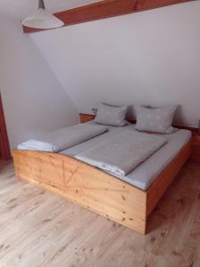 سرير أو أسرّة في غرفة في Gästehaus Ehrhardt