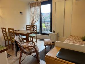 Posedenie v ubytovaní Appartements bien situés avec terrasse