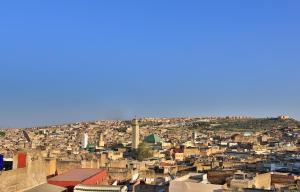 une vue aérienne sur une ville avec des bâtiments dans l'établissement La Cheminée Bleue Fes, à Fès