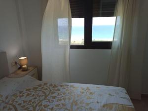 A bed or beds in a room at Bungalow en primera línea del mar Még 37 kép