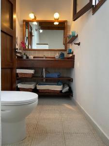 un baño con inodoro y espejo en Casa Lucia, en Genovés 61 fotos más