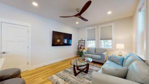 - un salon avec un canapé et un ventilateur de plafond dans l'établissement Historic 2BR 1BA with King bed-Fast Wi-Fi 75 OLED TV, à Wilmington