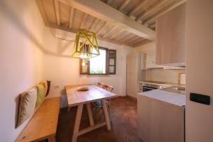 Il Poggio di San Ruffino في Lari: مطبخ صغير مع طاولة خشبية في الغرفة